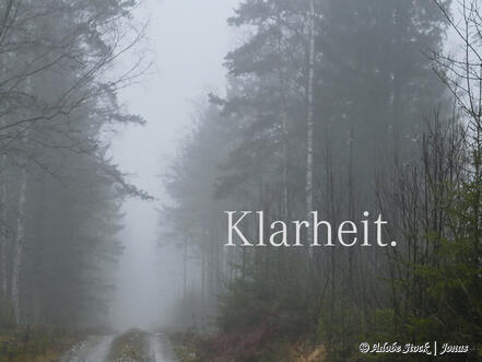 Farbempfinden: Grau- und Blautöne schaffen Klarheit.