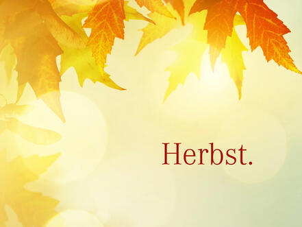 Warme Akzente in Rot, Orange und Gold setzen.