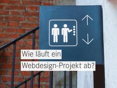 Fahrstuhlschild mit Richtungspfeilen – gemeinsam Schritt für Schritt durch den Webseiten-Erstellungsprozess.