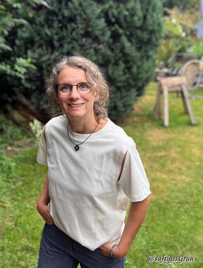 Das bin ich, Petra, Grafik-Designerin, in meinem Garten.